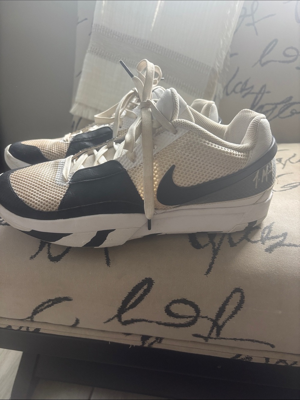 Nike men’s Cream and Black Low-Top Mesh Sneakers size 12